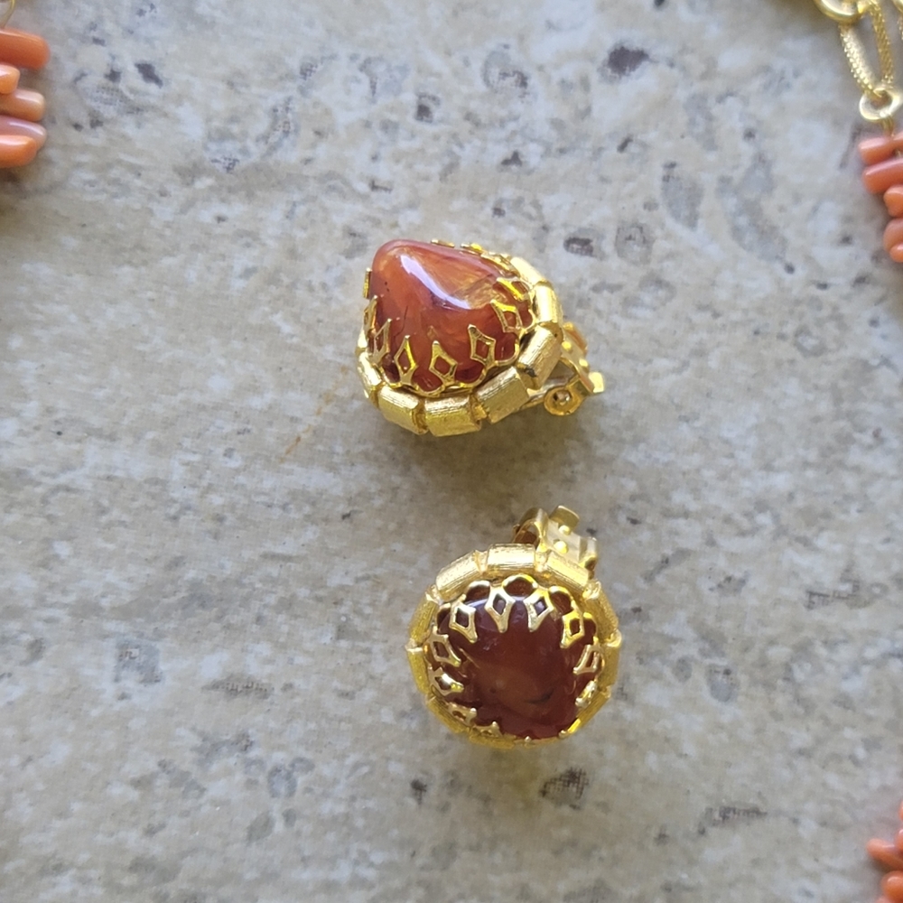 Vintage💥Gold Tone Necklace with Pale Salomon Coral and clip earrings - Picture 10 of 10